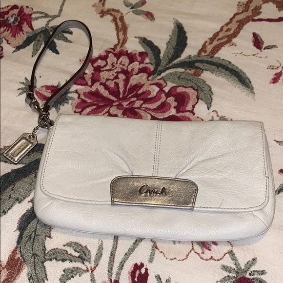 SALE❤️Coach Leather Wristlet - Picture 2 of 7
